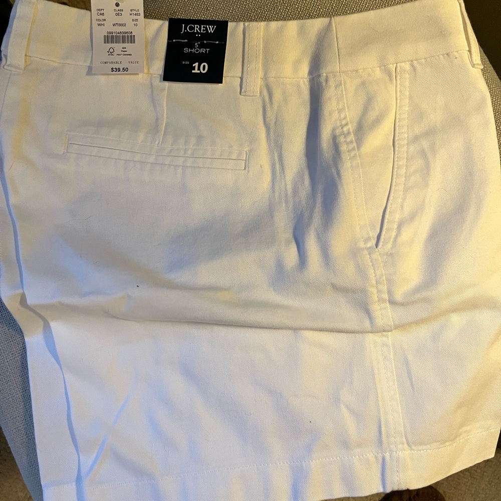 J.CREW brand new White Bermuda Shorts with Flat Front Design. 5”short .